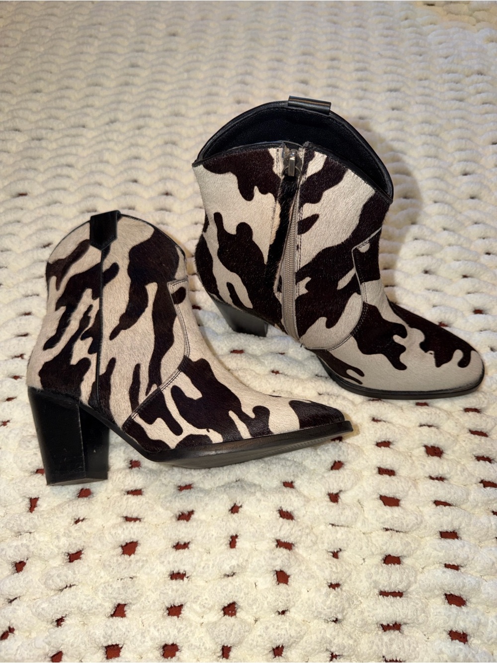 Idyllwind Womens Cowhide Ankle Booties. Size 7.
